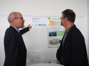 Head of the Board of STUDIA Dipl.-Math. Wolfgang Baaske explains the regiona mobility project EBIM to DI Alois Aigner (right)