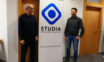 Wolfgang Baaske und Stefan Kirchweger stehen vor dem STUDIA-Rollup