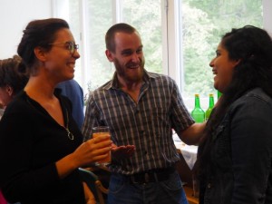 Gespräche am Buffet (im Bild: Maria Baaske, BSc., Ondrej und Paola Gelnar, v.l.n.r.)