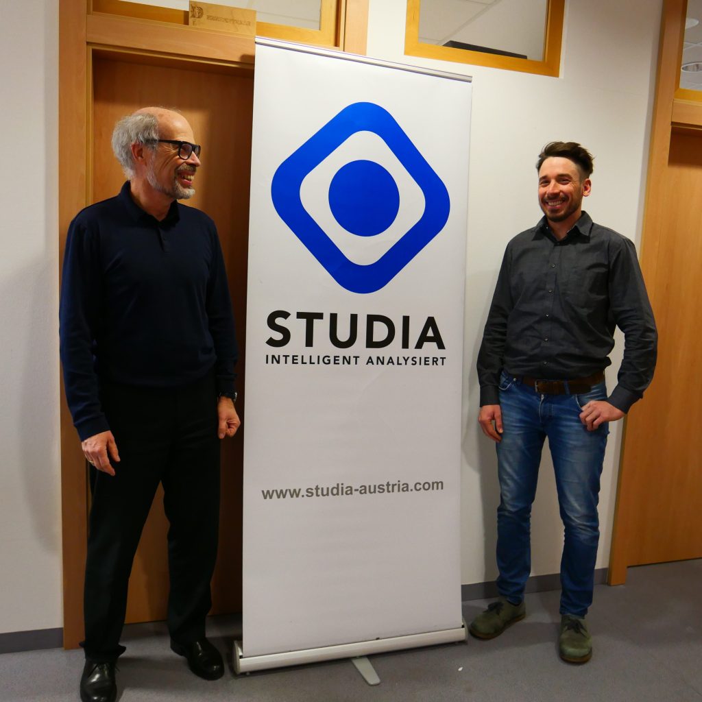 Wolfgang Baaske und Stefan Kirchweger stehen vor dem STUDIA-Rollup