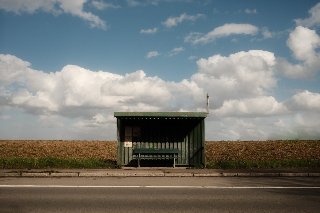 Einsame Bushaltestelle vor Feld