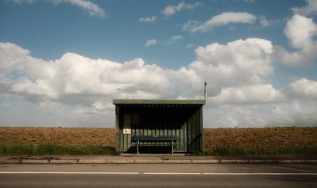Einsame Bushaltestelle vor Feld